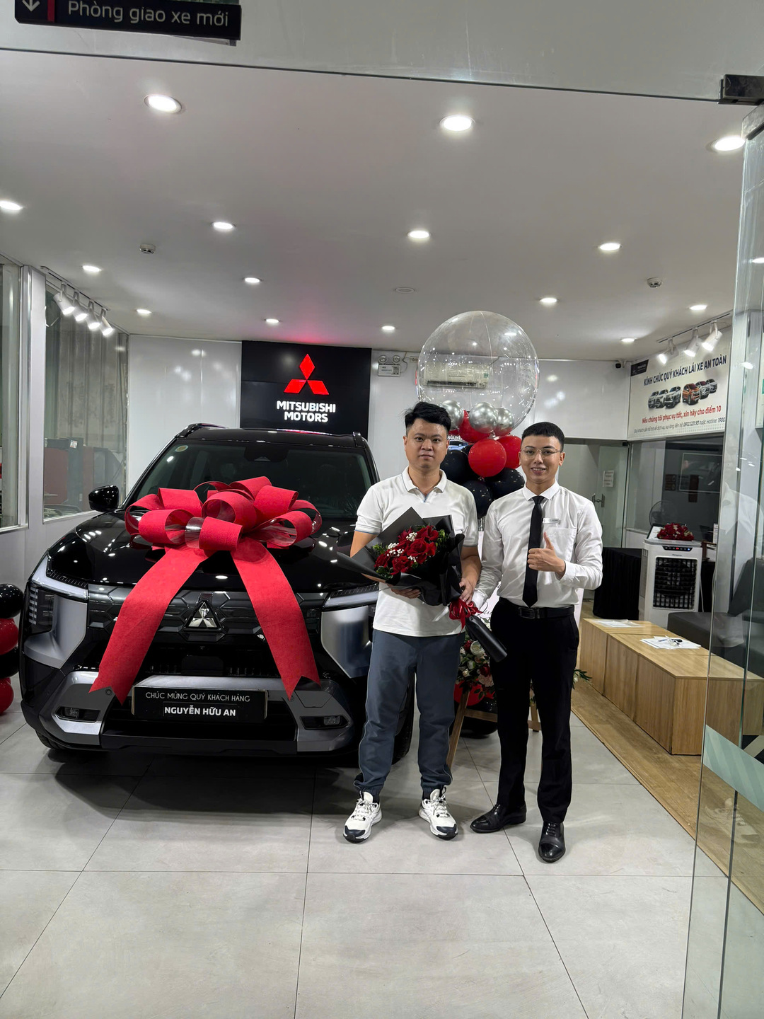 Bàn giao xe Mitsubishi Destinator cho khách hàng tại showroom