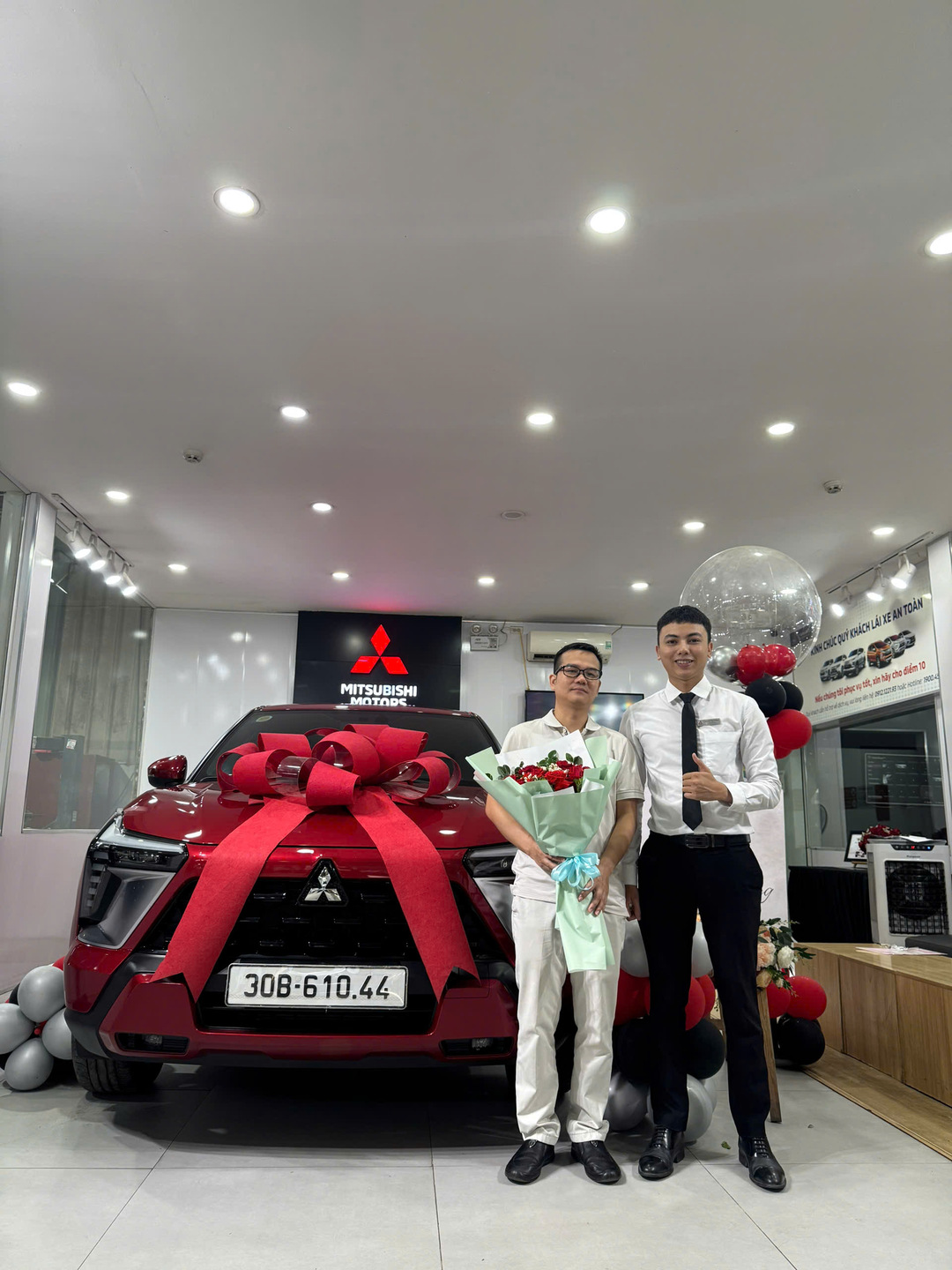 Bàn giao xe Mitsubishi Xforce cho khách hàng tại showroom