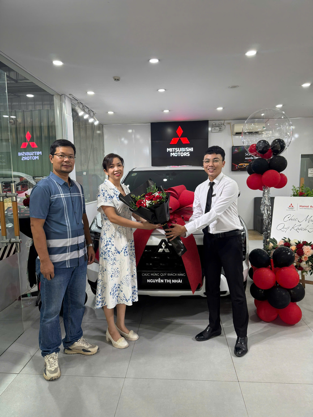 Bàn giao xe Mitsubishi Xforce cho khách hàng tại showroom